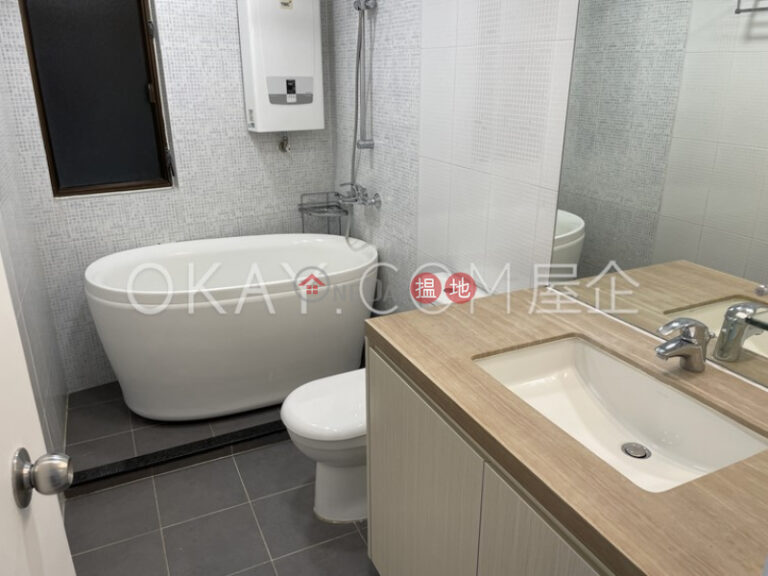 Gorgeous 3 bedroom with balcony & parking | Rental