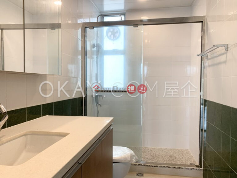 Gorgeous 2 bedroom on high floor with parking | Rental