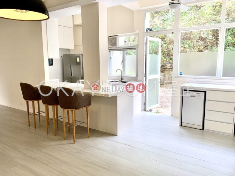 Gorgeous 3 bedroom with balcony & parking | Rental