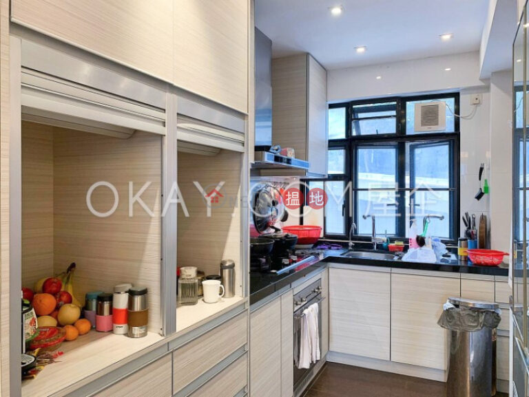 Nicely kept 3 bedroom with balcony & parking | Rental