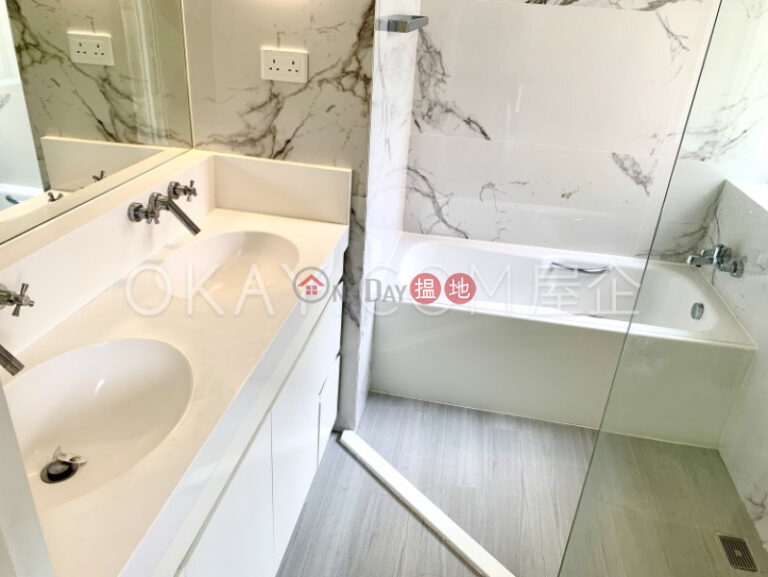 Gorgeous 3 bedroom with balcony & parking | Rental