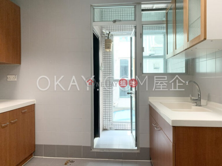 Stylish 3 bedroom with balcony & parking | Rental