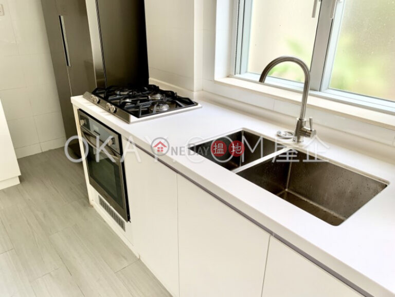 Gorgeous 3 bedroom with balcony & parking | Rental