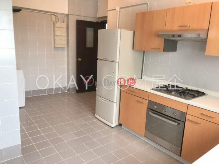 Tasteful 3 bedroom with sea views, balcony | Rental