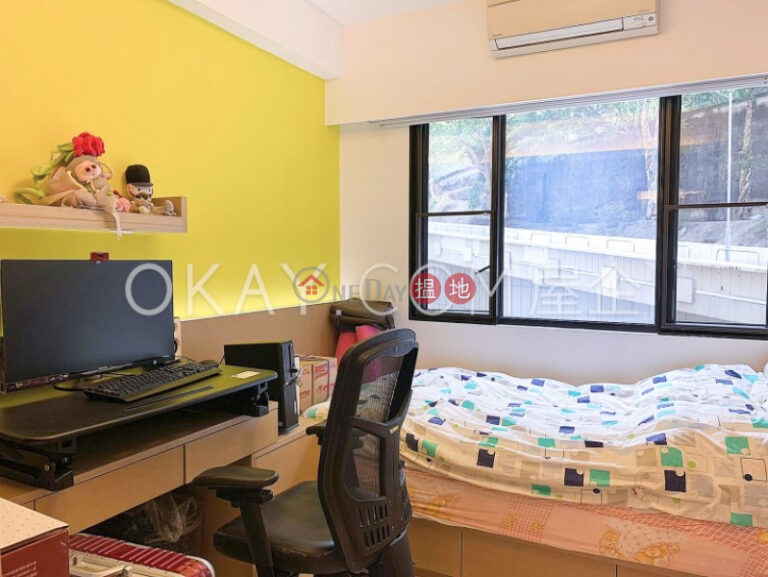 Nicely kept 3 bedroom with balcony & parking | Rental