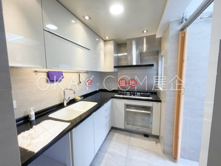 Gorgeous 2 bedroom with parking | Rental