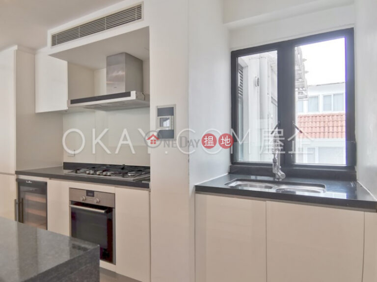 Gorgeous 3 bedroom with balcony & parking | Rental