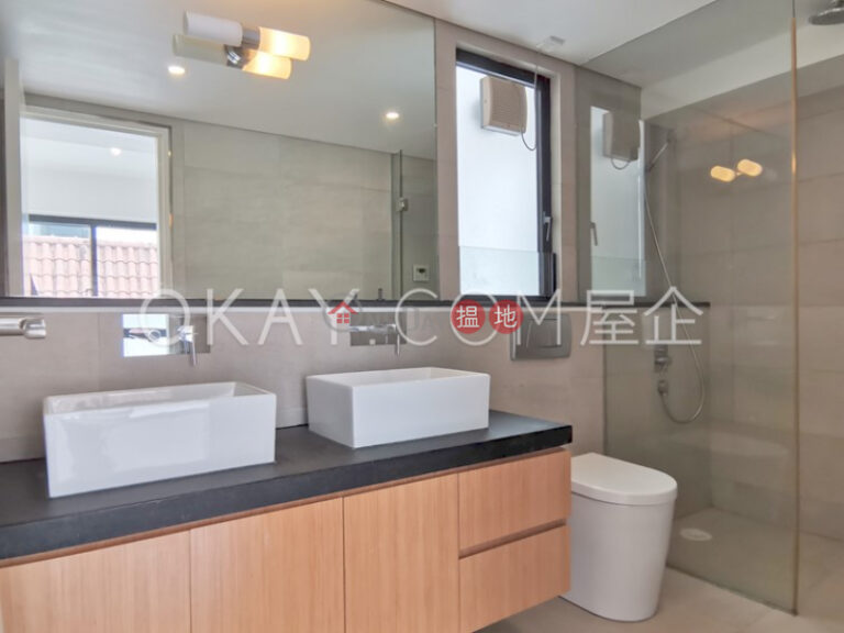 Gorgeous 3 bedroom with balcony & parking | Rental