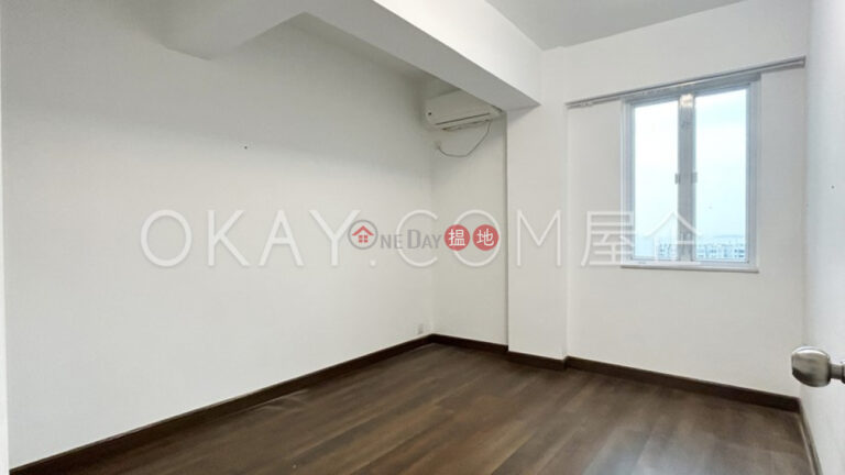 Tasteful 3 bedroom with sea views & parking | Rental