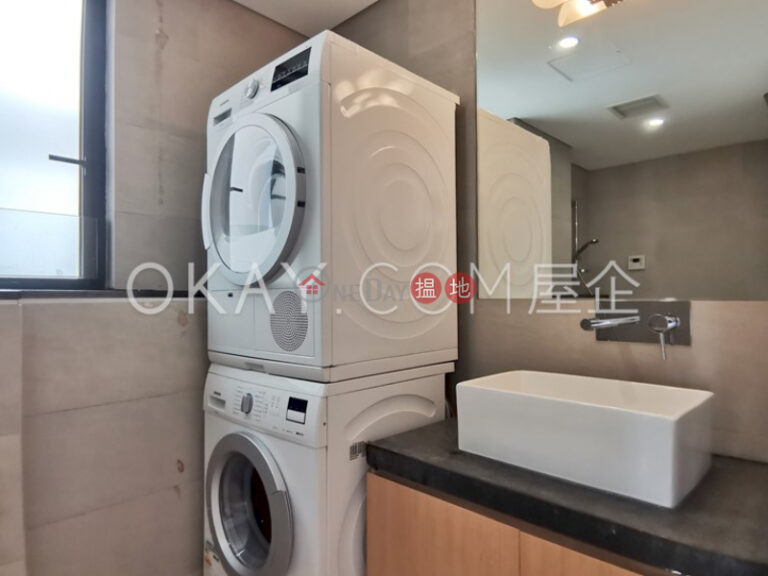 Gorgeous 3 bedroom with balcony & parking | Rental