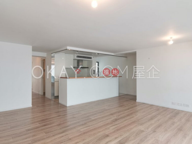 Gorgeous 3 bedroom with balcony & parking | Rental