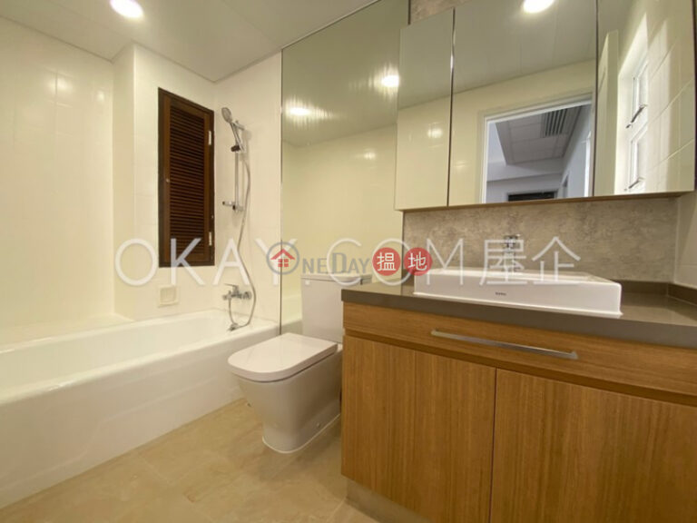 Gorgeous house with balcony & parking | Rental