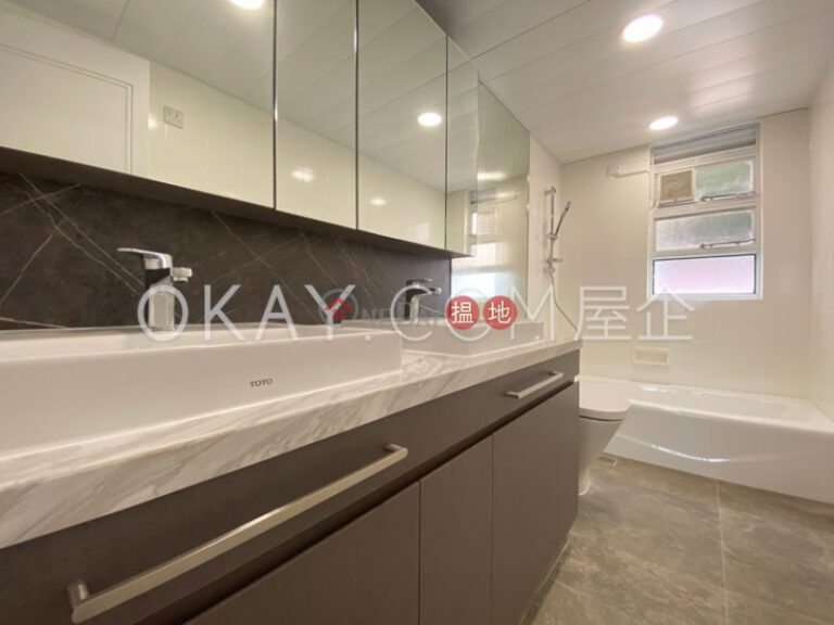 Gorgeous house with balcony & parking | Rental