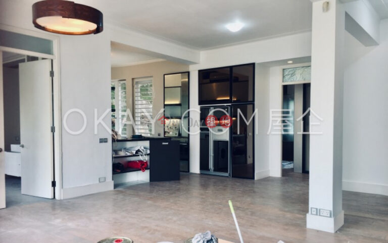 Unique 2 bedroom with balcony & parking | Rental