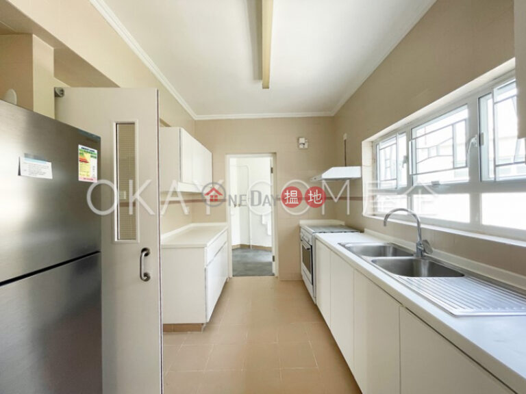 Tasteful 3 bedroom on high floor with balcony & parking | Rental