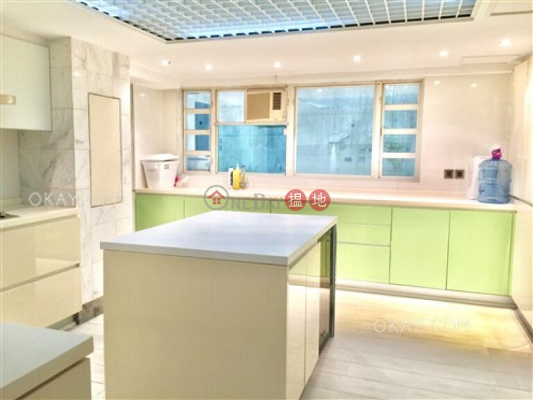 Gorgeous 4 bedroom with sea views & balcony | Rental