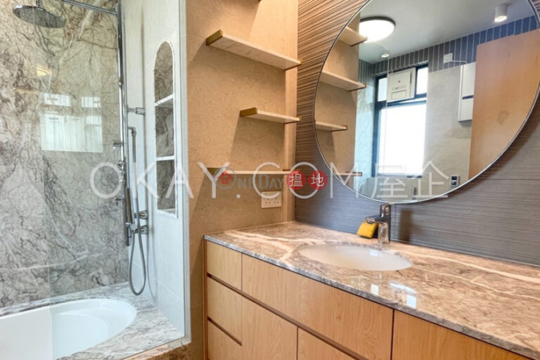 Luxurious 3 bed on high floor with sea views & parking | Rental