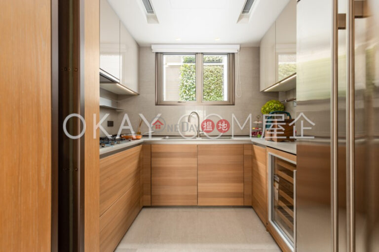 Stylish 3 bedroom with parking | Rental