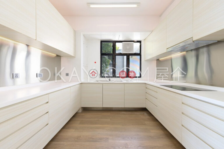 Stylish 4 bedroom with balcony & parking | Rental