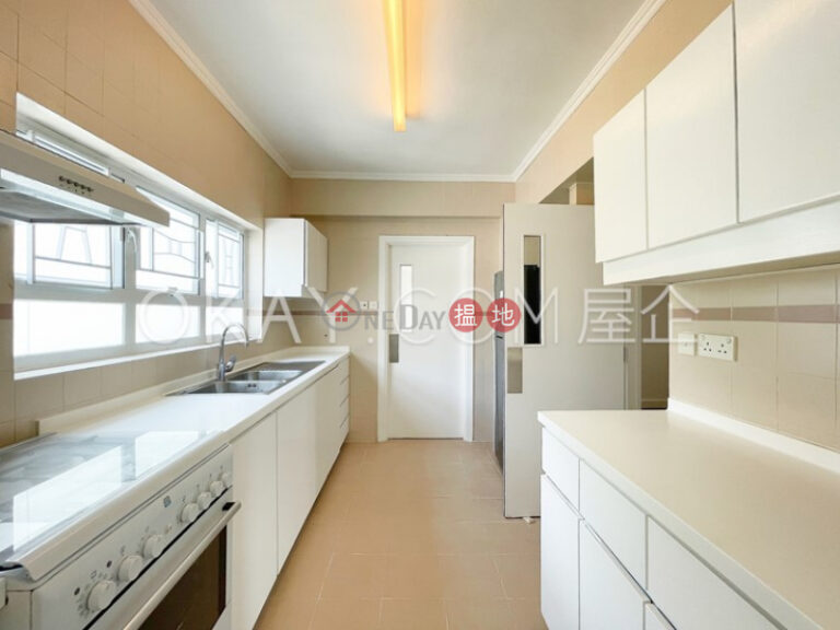 Tasteful 3 bedroom on high floor with balcony & parking | Rental
