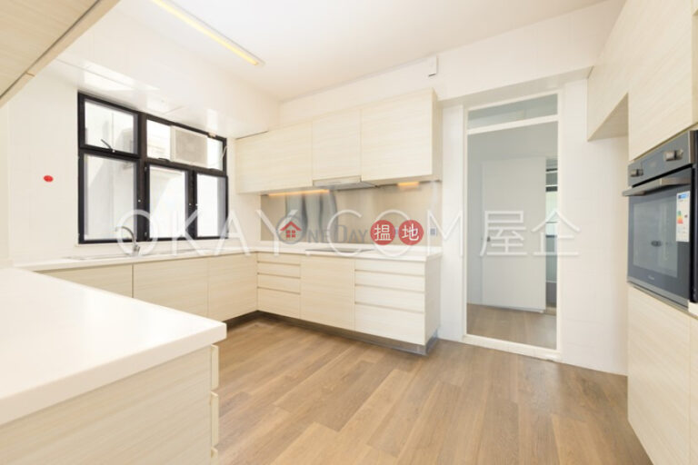 Stylish 4 bedroom with balcony & parking | Rental